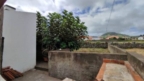 VENDA de VIVENDA - MORADIA com garagem, jardim e quintal - Santa Bárbara, Ribeira Grande, Ilha de São Miguel, Açores