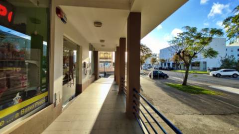 VENDA de ARRECADAÇÃO na cidade de Ponta Delgada (São José), Ilha de São Miguel, Açores