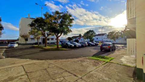 VENDA de ARRECADAÇÃO na cidade de Ponta Delgada, Ilha de São Miguel, Açores