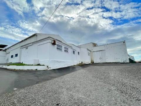 VENDA de PRÉDIO com 2 EDIFÍCIOS e 1 ARMAZÉM - Praia da Vitória, Ilha Terceira, Açores