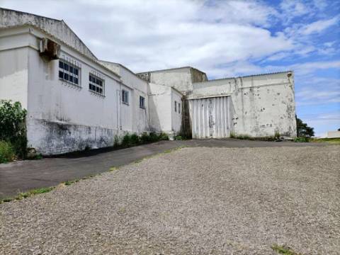 VENDA de PRÉDIO com 2 EDIFÍCIOS e 1 ARMAZÉM - Praia da Vitória, Ilha Terceira, Açores