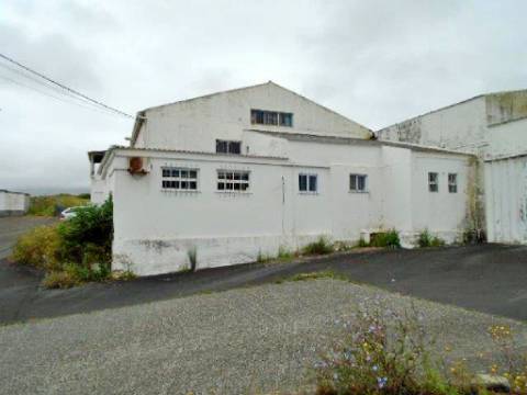 VENDA de PRÉDIO com 2 EDIFÍCIOS e 1 ARMAZÉM - Praia da Vitória, Ilha Terceira, Açores