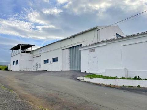 VENDA de PRÉDIO com 2 EDIFÍCIOS e 1 ARMAZÉM - Praia da Vitória, Ilha Terceira, Açores