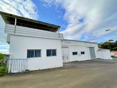 VENDA de PRÉDIO com 2 EDIFÍCIOS e 1 ARMAZÉM - Praia da Vitória, Ilha Terceira, Açores