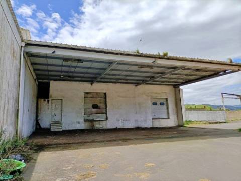 VENDA de PRÉDIO com 2 EDIFÍCIOS e 1 ARMAZÉM - Praia da Vitória, Ilha Terceira, Açores