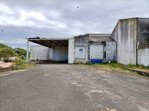 VENDA de PRÉDIO com 2 EDIFÍCIOS e 1 ARMAZÉM - Praia da Vitória, Ilha Terceira, Açores