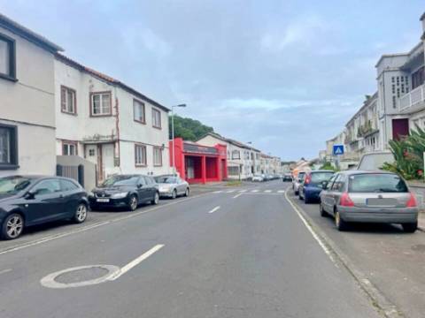 VENDA de PRÉDIO com 2 EDIFÍCIOS e 1 ARMAZÉM - Praia da Vitória, Ilha Terceira, Açores