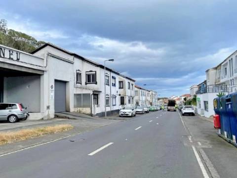 VENDA de PRÉDIO com 2 EDIFÍCIOS e 1 ARMAZÉM - Praia da Vitória, Ilha Terceira, Açores