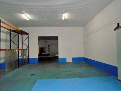 VENDA de PRÉDIO com 2 EDIFÍCIOS e 1 ARMAZÉM - Praia da Vitória, Ilha Terceira, Açores