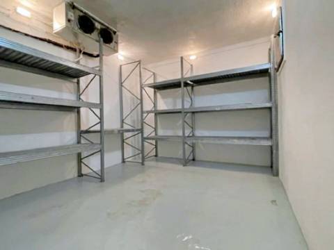 VENDA de PRÉDIO com 2 EDIFÍCIOS e 1 ARMAZÉM - Praia da Vitória, Ilha Terceira, Açores