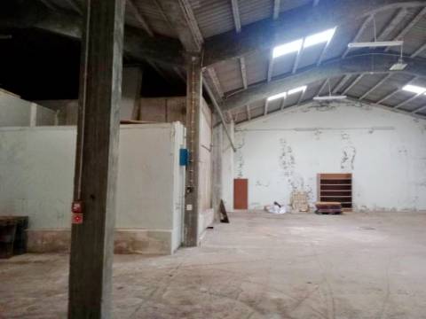 VENDA de PRÉDIO com 2 EDIFÍCIOS e 1 ARMAZÉM - Praia da Vitória, Ilha Terceira, Açores