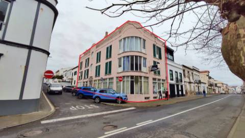AMPLO EDIFÍCIO para VENDA com ÁREA COMERCIAL, ARMAZÉM e 9 APARTAMENTOS - Ponta Delgada, Ilha de São Miguel, Açores