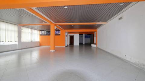 AMPLO EDIFÍCIO para VENDA com ÁREA COMERCIAL, ARMAZÉM e 9 APARTAMENTOS - Ponta Delgada, Ilha de São Miguel, Açores