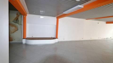 AMPLO EDIFÍCIO para VENDA com ÁREA COMERCIAL, ARMAZÉM e 9 APARTAMENTOS - Ponta Delgada, Ilha de São Miguel, Açores