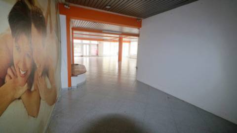 AMPLO EDIFÍCIO para VENDA com ÁREA COMERCIAL, ARMAZÉM e 9 APARTAMENTOS - Ponta Delgada, Ilha de São Miguel, Açores