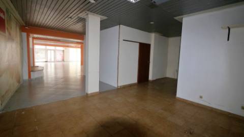 AMPLO EDIFÍCIO para VENDA com ÁREA COMERCIAL, ARMAZÉM e 9 APARTAMENTOS - Ponta Delgada, Ilha de São Miguel, Açores