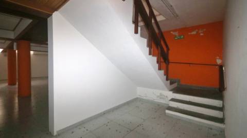 AMPLO EDIFÍCIO para VENDA com ÁREA COMERCIAL, ARMAZÉM e 9 APARTAMENTOS - Ponta Delgada, Ilha de São Miguel, Açores