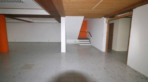 AMPLO EDIFÍCIO para VENDA com ÁREA COMERCIAL, ARMAZÉM e 9 APARTAMENTOS - Ponta Delgada, Ilha de São Miguel, Açores