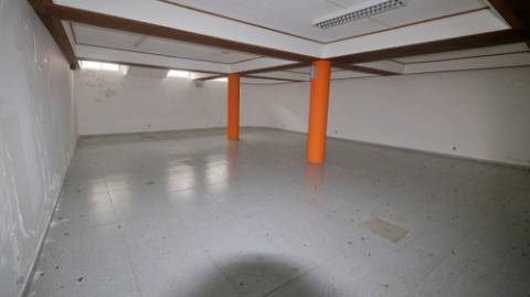 AMPLO EDIFÍCIO para VENDA com ÁREA COMERCIAL, ARMAZÉM e 9 APARTAMENTOS - Ponta Delgada, Ilha de São Miguel, Açores