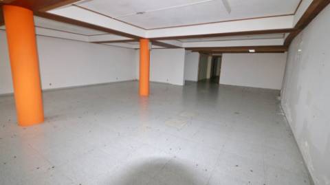 AMPLO EDIFÍCIO para VENDA com ÁREA COMERCIAL, ARMAZÉM e 9 APARTAMENTOS - Ponta Delgada, Ilha de São Miguel, Açores