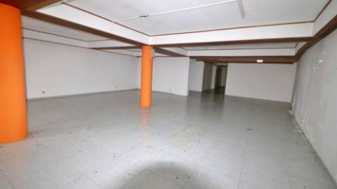 AMPLO EDIFÍCIO para VENDA com ÁREA COMERCIAL, ARMAZÉM e 9 APARTAMENTOS - Ponta Delgada, Ilha de São Miguel, Açores