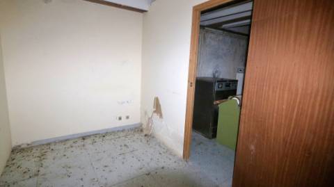 AMPLO EDIFÍCIO para VENDA com ÁREA COMERCIAL, ARMAZÉM e 9 APARTAMENTOS - Ponta Delgada, Ilha de São Miguel, Açores