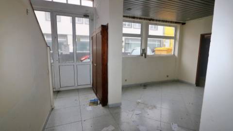 AMPLO EDIFÍCIO para VENDA com ÁREA COMERCIAL, ARMAZÉM e 9 APARTAMENTOS - Ponta Delgada, Ilha de São Miguel, Açores