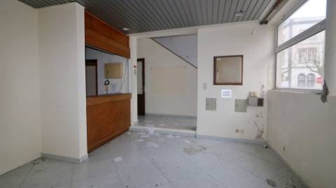 AMPLO EDIFÍCIO para VENDA com ÁREA COMERCIAL, ARMAZÉM e 9 APARTAMENTOS - Ponta Delgada, Ilha de São Miguel, Açores