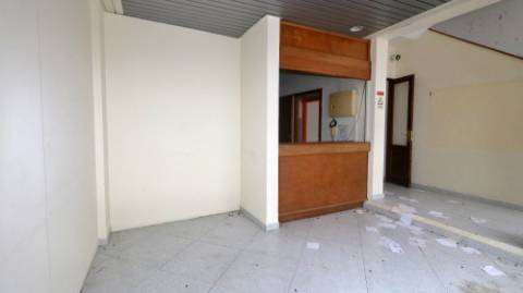 AMPLO EDIFÍCIO para VENDA com ÁREA COMERCIAL, ARMAZÉM e 9 APARTAMENTOS - Ponta Delgada, Ilha de São Miguel, Açores