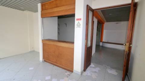 AMPLO EDIFÍCIO para VENDA com ÁREA COMERCIAL, ARMAZÉM e 9 APARTAMENTOS - Ponta Delgada, Ilha de São Miguel, Açores