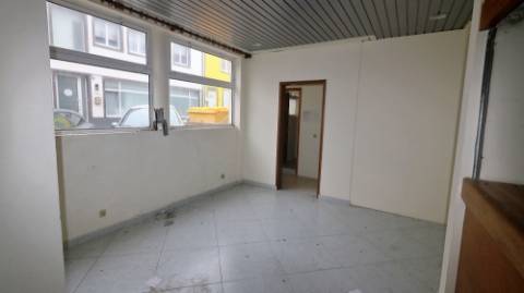 AMPLO EDIFÍCIO para VENDA com ÁREA COMERCIAL, ARMAZÉM e 9 APARTAMENTOS - Ponta Delgada, Ilha de São Miguel, Açores