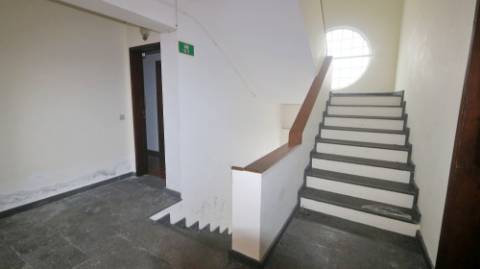 AMPLO EDIFÍCIO para VENDA com ÁREA COMERCIAL, ARMAZÉM e 9 APARTAMENTOS - Ponta Delgada, Ilha de São Miguel, Açores