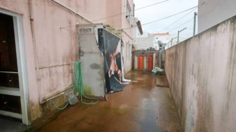 AMPLO EDIFÍCIO para VENDA com ÁREA COMERCIAL, ARMAZÉM e 9 APARTAMENTOS - Ponta Delgada, Ilha de São Miguel, Açores