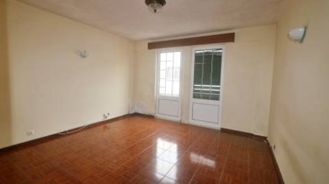 AMPLO EDIFÍCIO para VENDA com ÁREA COMERCIAL, ARMAZÉM e 9 APARTAMENTOS - Ponta Delgada, Ilha de São Miguel, Açores