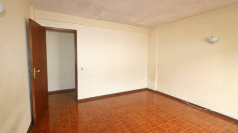 AMPLO EDIFÍCIO para VENDA com ÁREA COMERCIAL, ARMAZÉM e 9 APARTAMENTOS - Ponta Delgada, Ilha de São Miguel, Açores