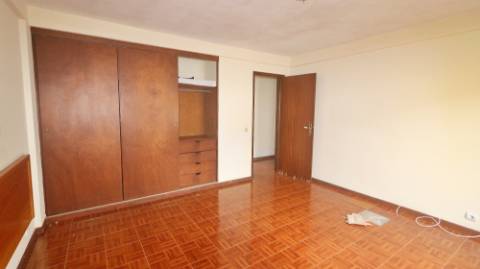 AMPLO EDIFÍCIO para VENDA com ÁREA COMERCIAL, ARMAZÉM e 9 APARTAMENTOS - Ponta Delgada, Ilha de São Miguel, Açores