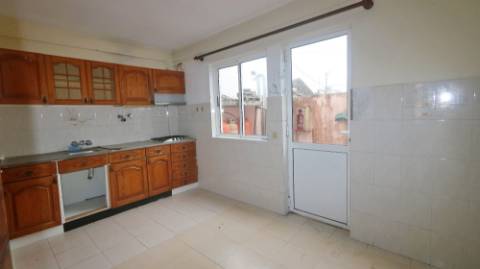 AMPLO EDIFÍCIO para VENDA com ÁREA COMERCIAL, ARMAZÉM e 9 APARTAMENTOS - Ponta Delgada, Ilha de São Miguel, Açores