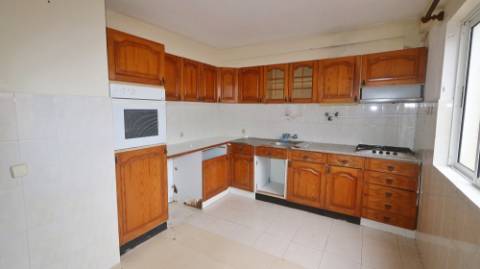 AMPLO EDIFÍCIO para VENDA com ÁREA COMERCIAL, ARMAZÉM e 9 APARTAMENTOS - Ponta Delgada, Ilha de São Miguel, Açores