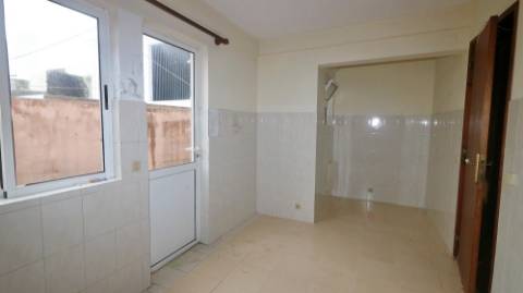 AMPLO EDIFÍCIO para VENDA com ÁREA COMERCIAL, ARMAZÉM e 9 APARTAMENTOS - Ponta Delgada, Ilha de São Miguel, Açores