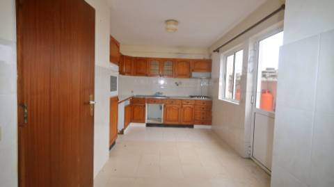 AMPLO EDIFÍCIO para VENDA com ÁREA COMERCIAL, ARMAZÉM e 9 APARTAMENTOS - Ponta Delgada, Ilha de São Miguel, Açores