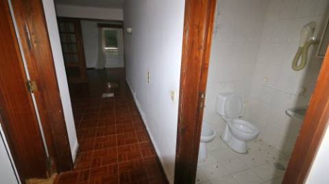 AMPLO EDIFÍCIO para VENDA com ÁREA COMERCIAL, ARMAZÉM e 9 APARTAMENTOS - Ponta Delgada, Ilha de São Miguel, Açores