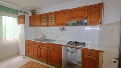 AMPLO EDIFÍCIO para VENDA com ÁREA COMERCIAL, ARMAZÉM e 9 APARTAMENTOS - Ponta Delgada, Ilha de São Miguel, Açores