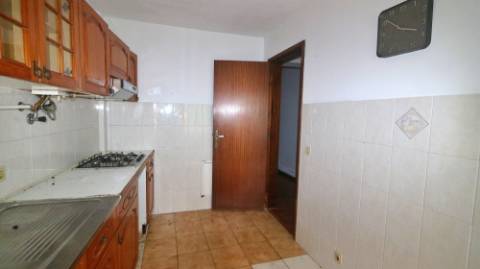 AMPLO EDIFÍCIO para VENDA com ÁREA COMERCIAL, ARMAZÉM e 9 APARTAMENTOS - Ponta Delgada, Ilha de São Miguel, Açores