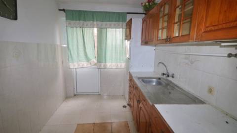 AMPLO EDIFÍCIO para VENDA com ÁREA COMERCIAL, ARMAZÉM e 9 APARTAMENTOS - Ponta Delgada, Ilha de São Miguel, Açores