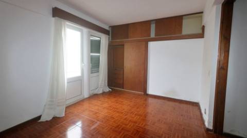 AMPLO EDIFÍCIO para VENDA com ÁREA COMERCIAL, ARMAZÉM e 9 APARTAMENTOS - Ponta Delgada, Ilha de São Miguel, Açores