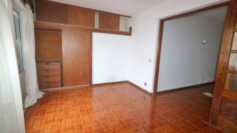 AMPLO EDIFÍCIO para VENDA com ÁREA COMERCIAL, ARMAZÉM e 9 APARTAMENTOS - Ponta Delgada, Ilha de São Miguel, Açores