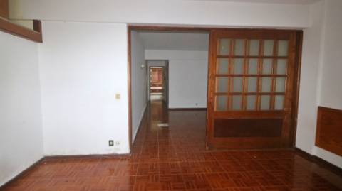 AMPLO EDIFÍCIO para VENDA com ÁREA COMERCIAL, ARMAZÉM e 9 APARTAMENTOS - Ponta Delgada, Ilha de São Miguel, Açores