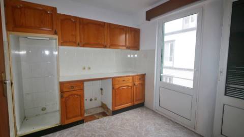 AMPLO EDIFÍCIO para VENDA com ÁREA COMERCIAL, ARMAZÉM e 9 APARTAMENTOS - Ponta Delgada, Ilha de São Miguel, Açores