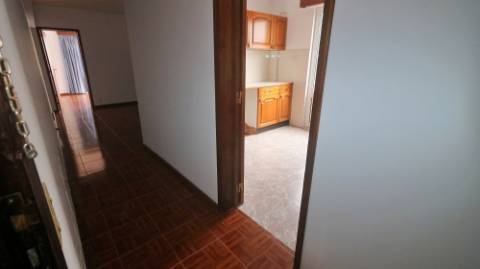 AMPLO EDIFÍCIO para VENDA com ÁREA COMERCIAL, ARMAZÉM e 9 APARTAMENTOS - Ponta Delgada, Ilha de São Miguel, Açores