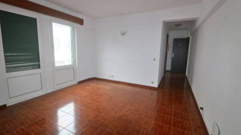 AMPLO EDIFÍCIO para VENDA com ÁREA COMERCIAL, ARMAZÉM e 9 APARTAMENTOS - Ponta Delgada, Ilha de São Miguel, Açores